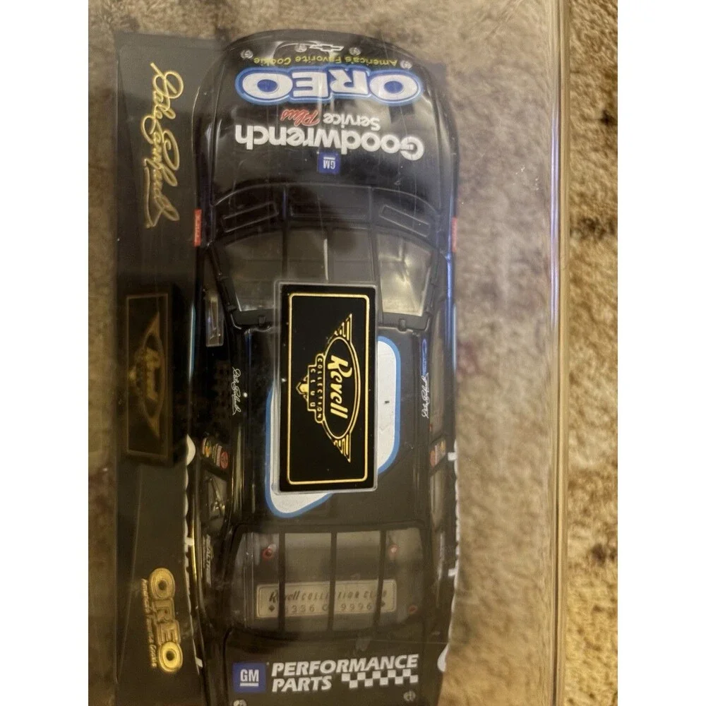 Revell 1:24 Dale Earnhardt Chevy Monte Carlo #3 Oreo Diecast w/ Case Stand